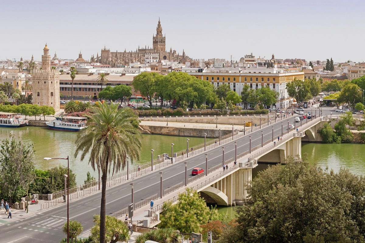 El barrio de Los Remedios de Sevilla: vida e historia