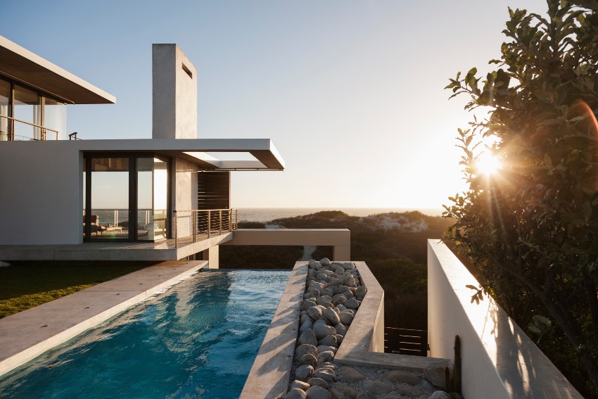 Casa moderna con vistas a la playa al atardecer